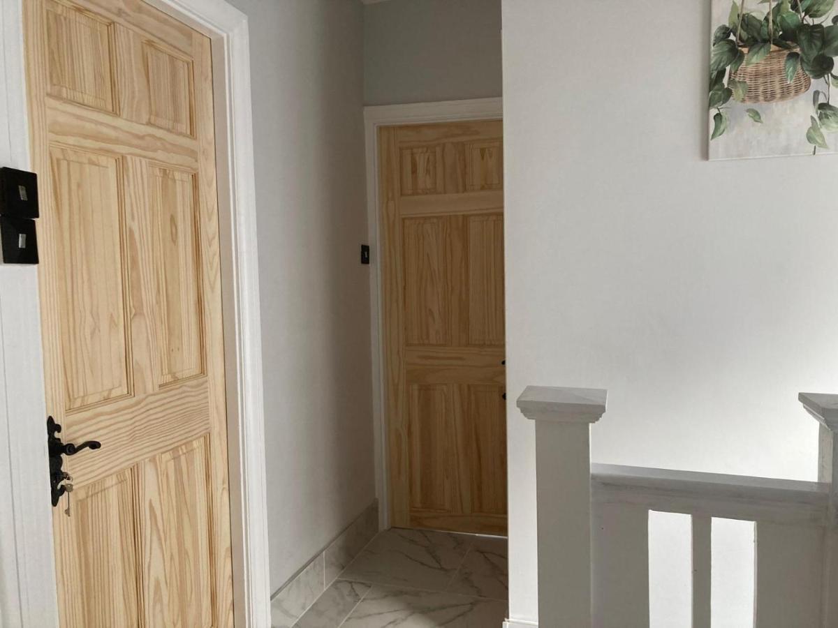Surbiton Home With Free Parkings, Surbiton, Kingston Upon Thames, Surrey, Greater London Uk Luaran gambar